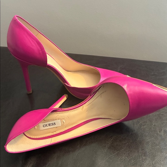Elegant Pink Heels with Gold Accents - Picture 7 of 7